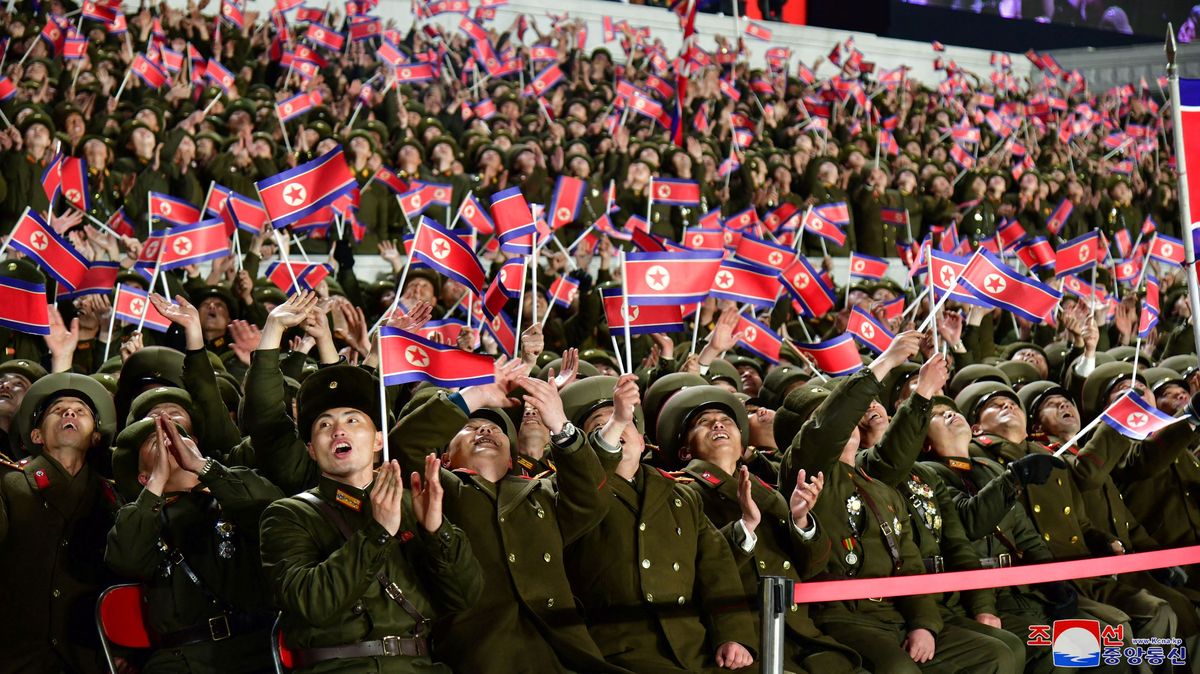 FOTO: Kimova megalomanská přehlídka ukázala arzenál zbraní